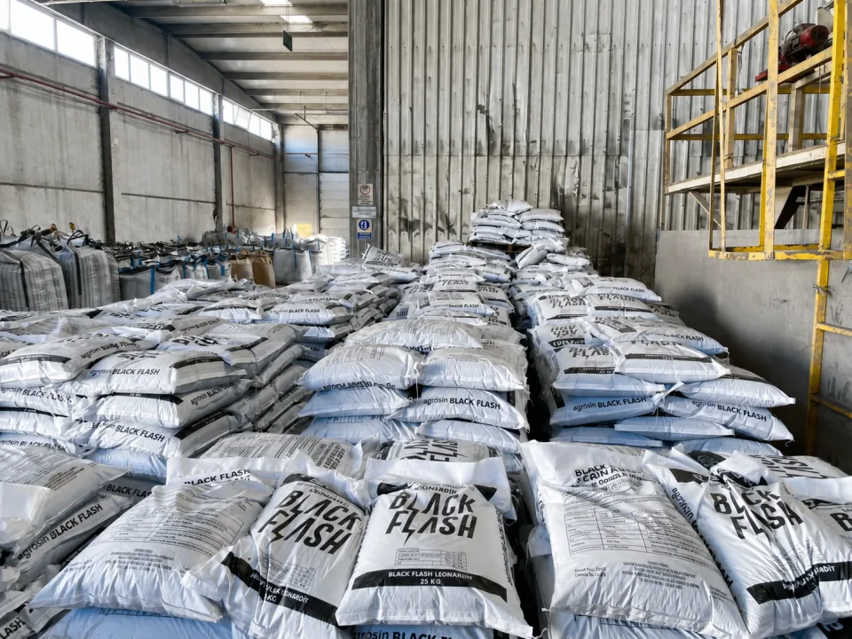 Edremit operasyonunda sevkiyata hazır Agrosin Black Flash çuvalları