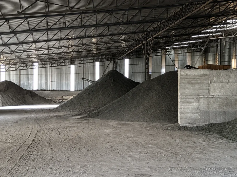 Agrosin Edremit operasyonundaki kontrollü hammadde stok alanı