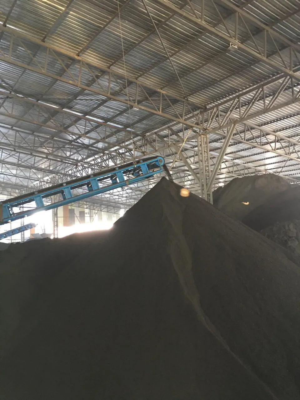 Agrosin üretim hattında konveyör banttan stok sahasına dökülen granül gübre